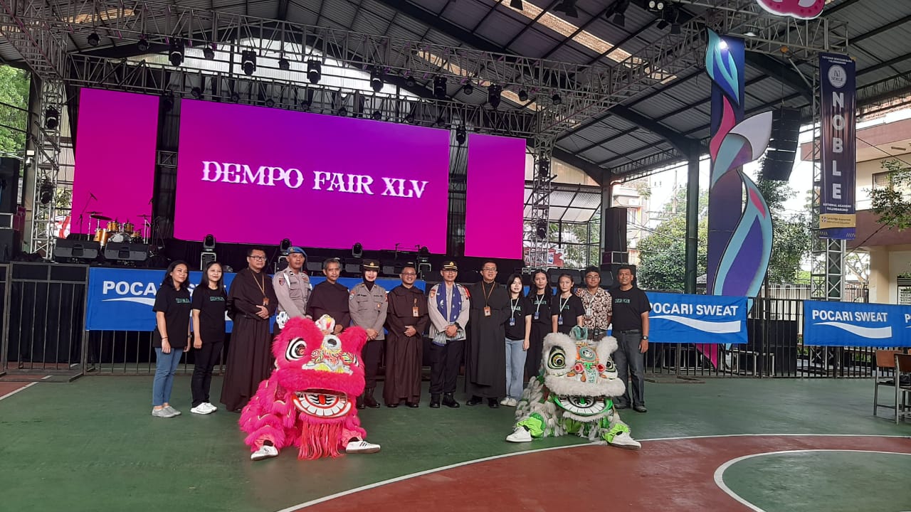 Suasana meriah Dempo Fair Ke 45 saat berfoto dengan Barongsai