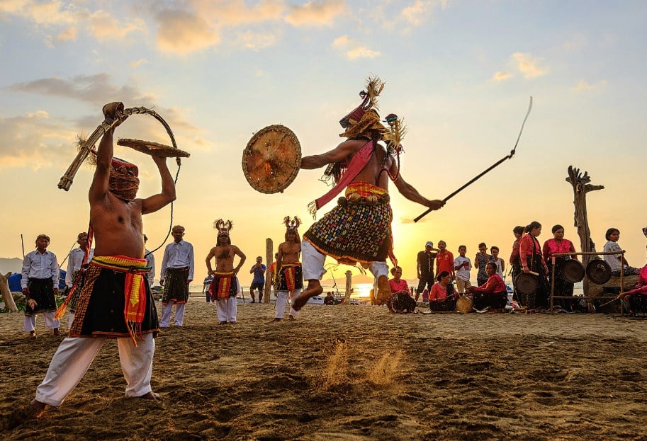 https://www.google.com/url?sa=i&url=https%3A%2F%2Ftourlabuanbajo.com%2Fpesona-kebudayaan-labuan-bajo%2F&psig=AOvVaw1Mi9SDLQ1Pb-phWqvtAWDC&ust=1703699283091000&source=images&cd=vfe&opi=89978449&ved=0CBIQjRxqFwoTCPCSxLfUrYMDFQAAAAAdAAAAABAD Pesona Kebudayaan Labuan Bajo, Tradisi dan Keunikan yang Seru Abiss!