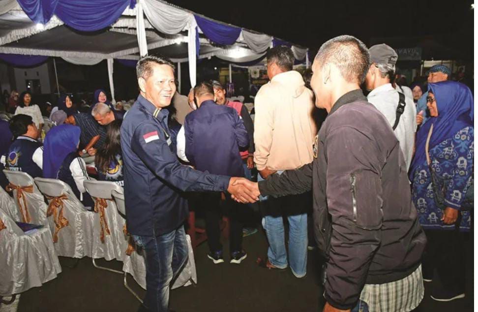 MENYAPA: Wakil Ketua Komisi A DPRD Kota Malang Dr Suyadi menyapa warga yang datang ke lokasi dialog serap aspirasi