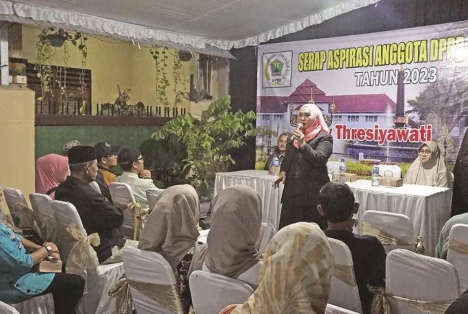 PEMAPARAN: Sekretaris Komisi A DPRD Kota Malang Lelly Thresiyawati memaparkan berbagai solusi untuk mengatasi persoalan publik