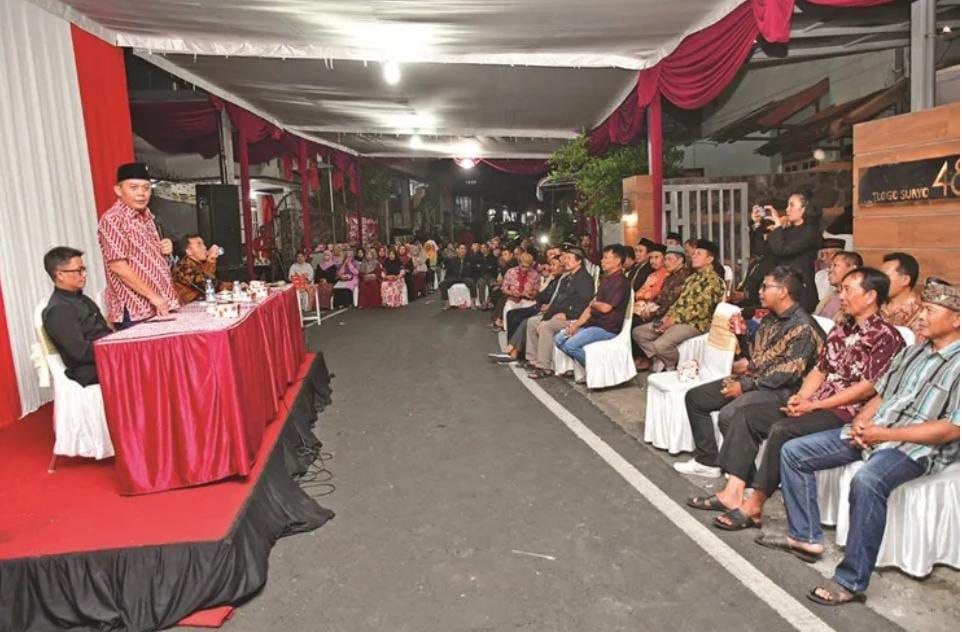 BERSAMA WARGA: Ketua DPRD Kota Malang I Made Riandiana Kartika SE MM pastikan selalu ada bersama warga