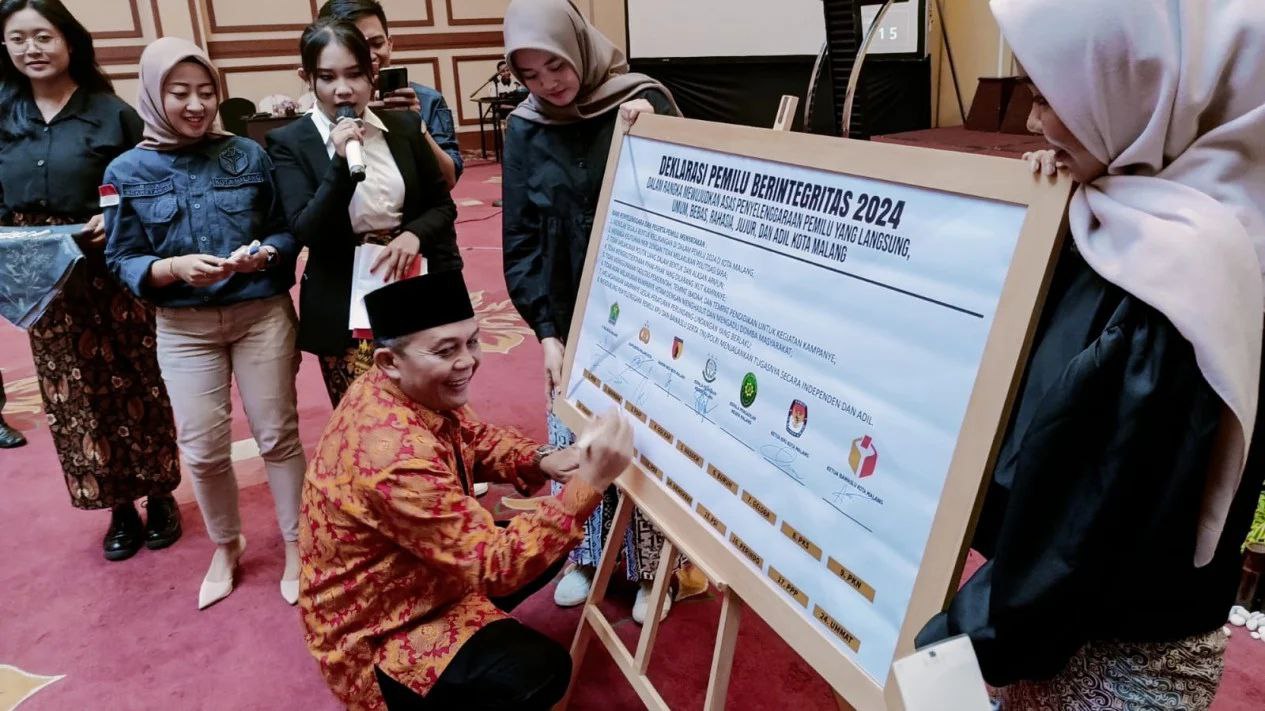 ketua DPRD kota Malang tandatangan sebagai ikrar Pemilu damai