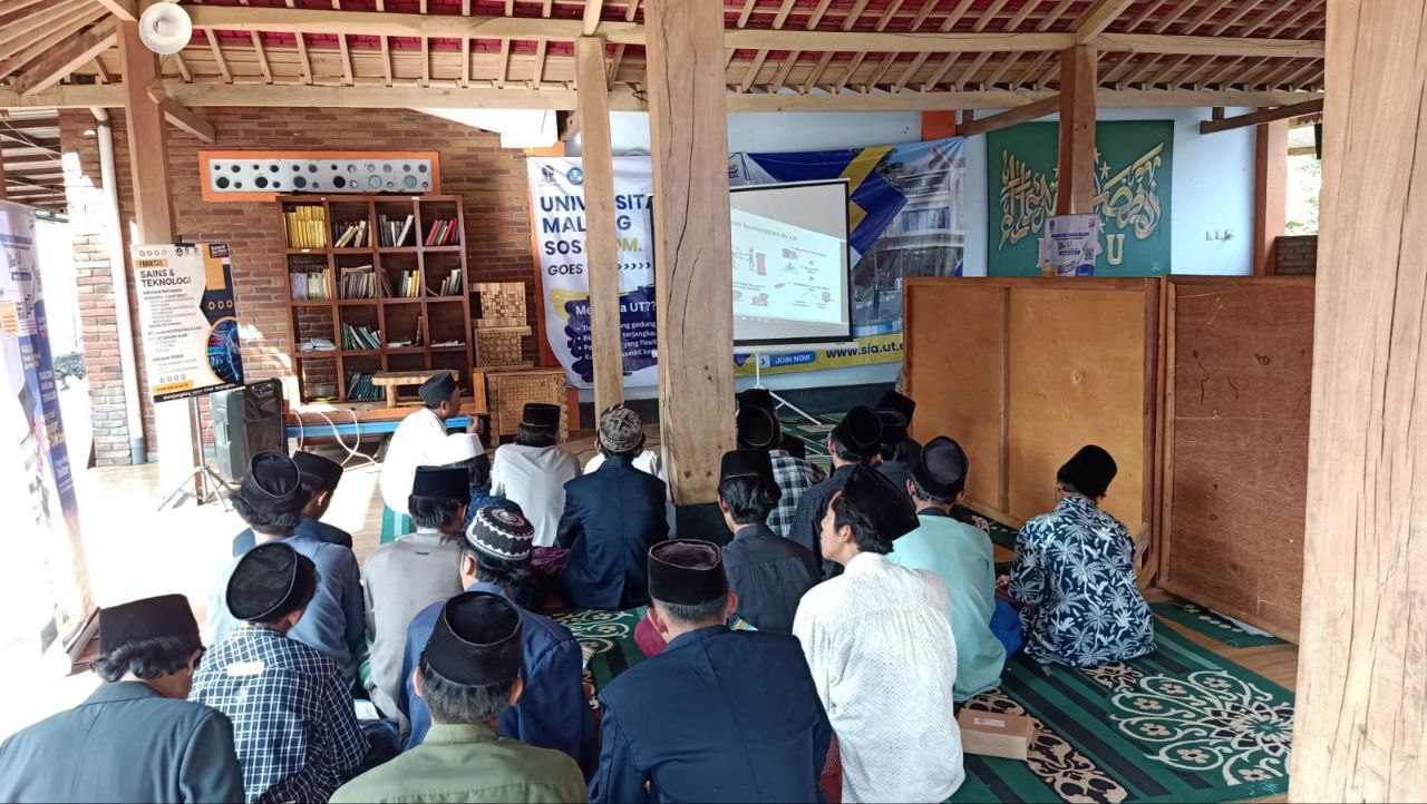 UT menggelar social promosi untuk mengenalkan keunggulan UT ke masyarakat di Yayasan Pesantren dan Pendidikan An Nashr, Wajak