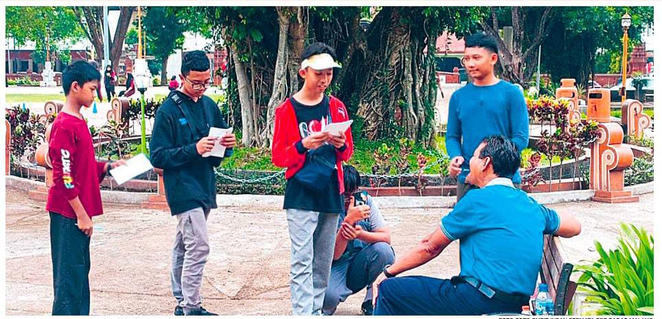 SOSIALISASI: Siswa SMPIT Insan Permata memberikan informasi pelestarian lingkungan ke pengunjung Alun-Alun Nganjuk.