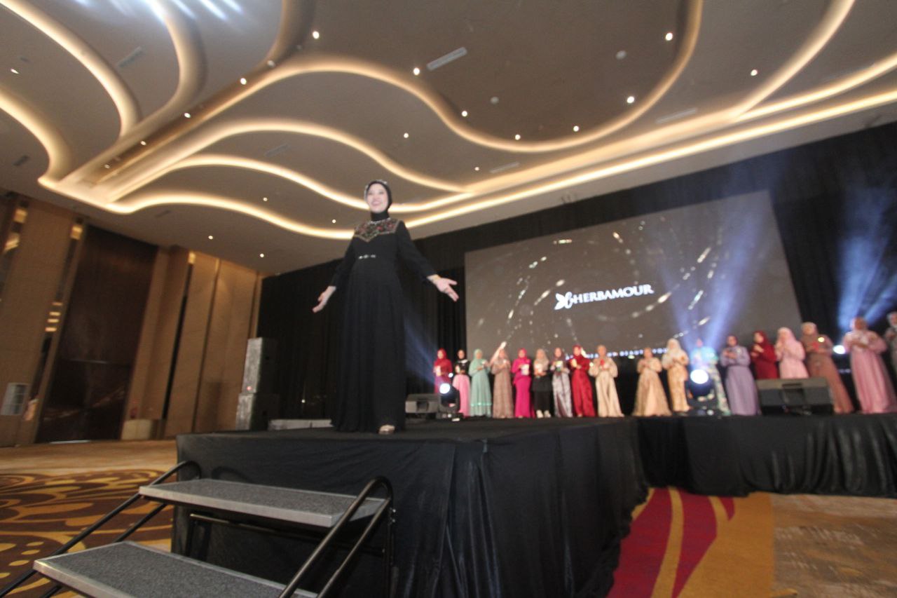 Fashion Show pada Awarding Night Herbamour 2024