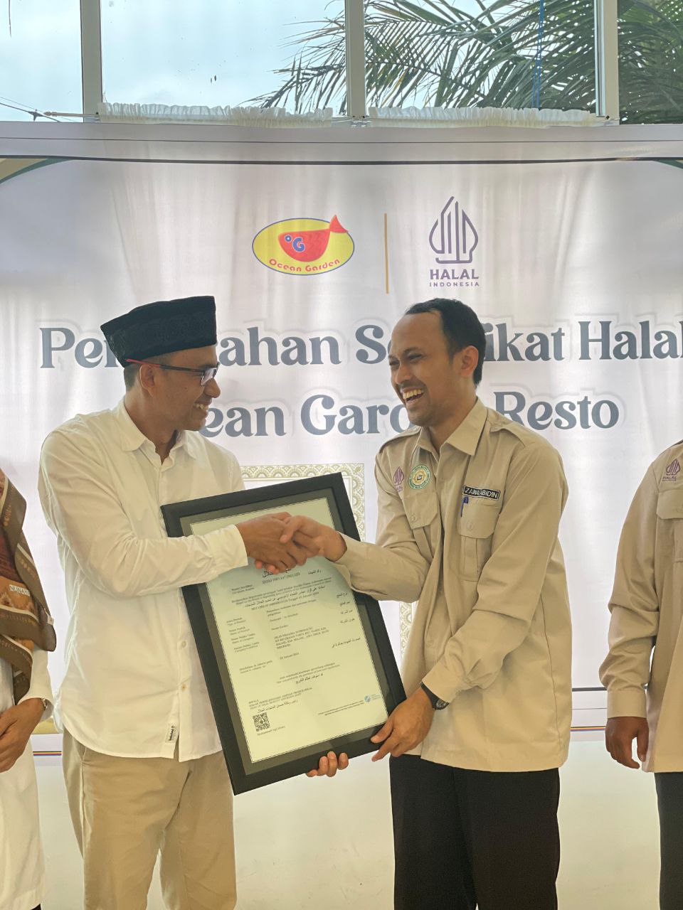 Peyerahan Sertifikasi Halal kepada H. Makhrus Sholeh, SH selaku owner