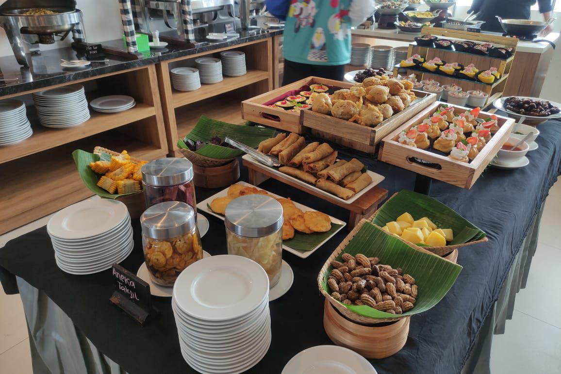 Sajian Hidangan Whiz Prime Hotel Basuki Rahmat Malang saat melakukan CSR.