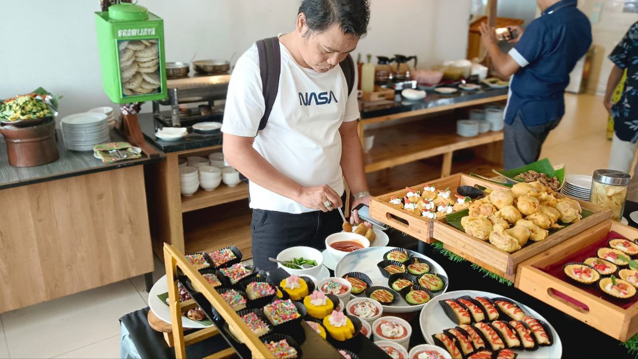 Whiz Prime Hotel Basuki Rahmat Malang melakukan kegiatan sosial CSR mengundang komunitas difable sebanyak 100 orang yang diikuti pendamping dan juga volunteer.