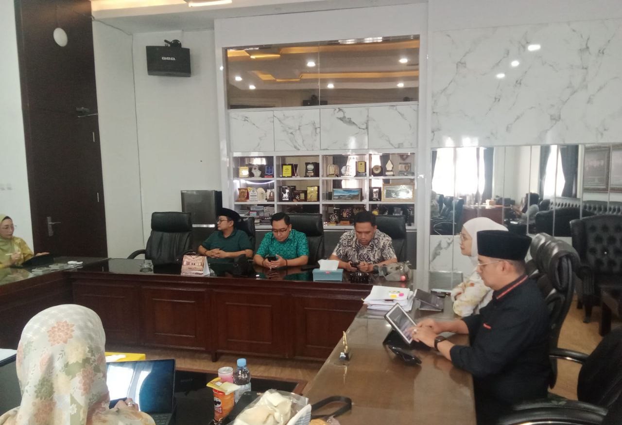 Komisi D DPRD Kota Malang menggelar rapat bersama Dinas Kesehatan dan perwakilan Rumah Sakit Hermina Tangkuban Perahu. (20/4)