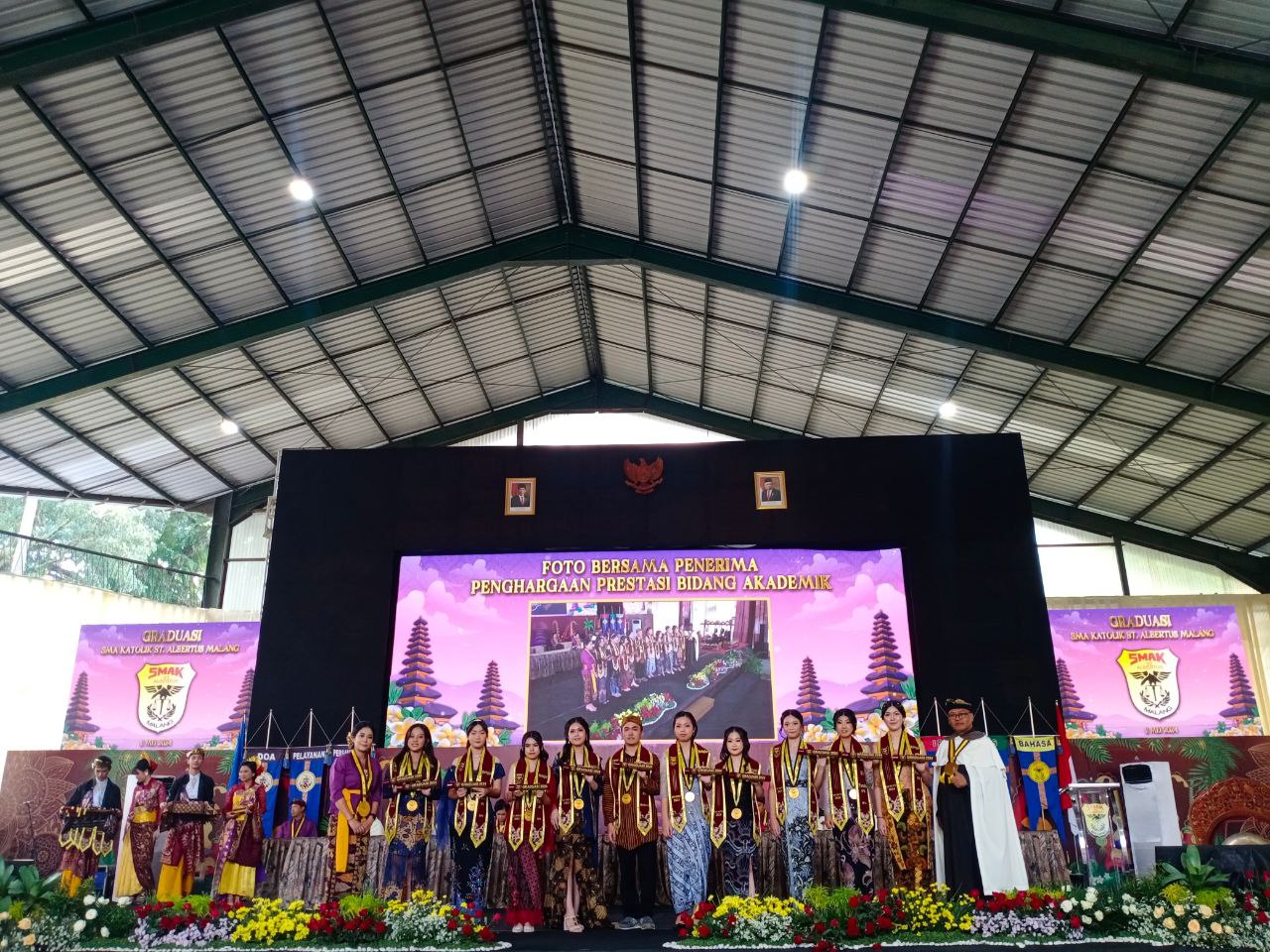 Foto Bersama Penerima Penghargaan Prestasi Bidang Akademik SMA Katolik St. Albertus Malang.