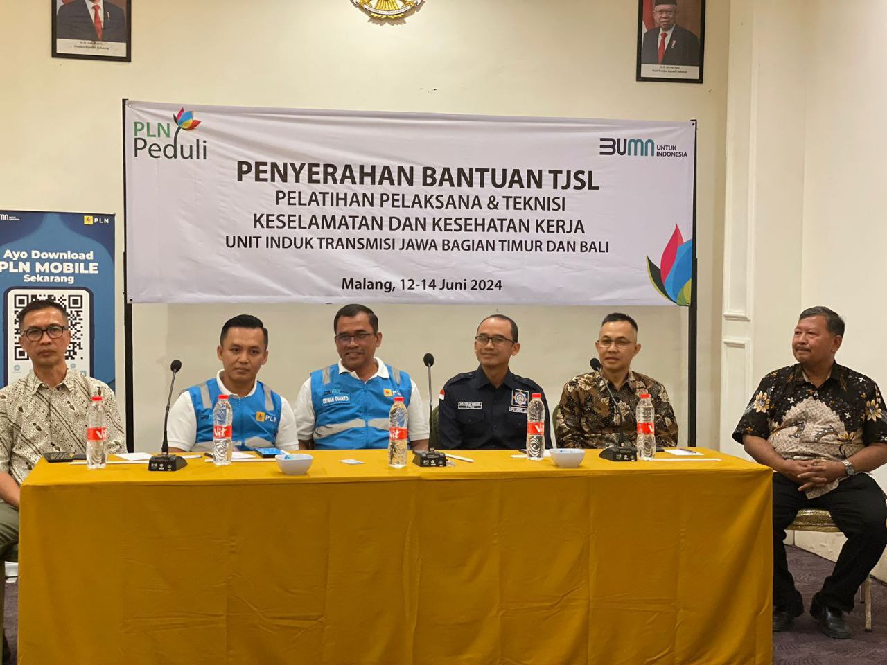 Penyerahan Bantuan TJSL pada Pelatihan Pelaksana & Teknisi K3 oleh PLN.