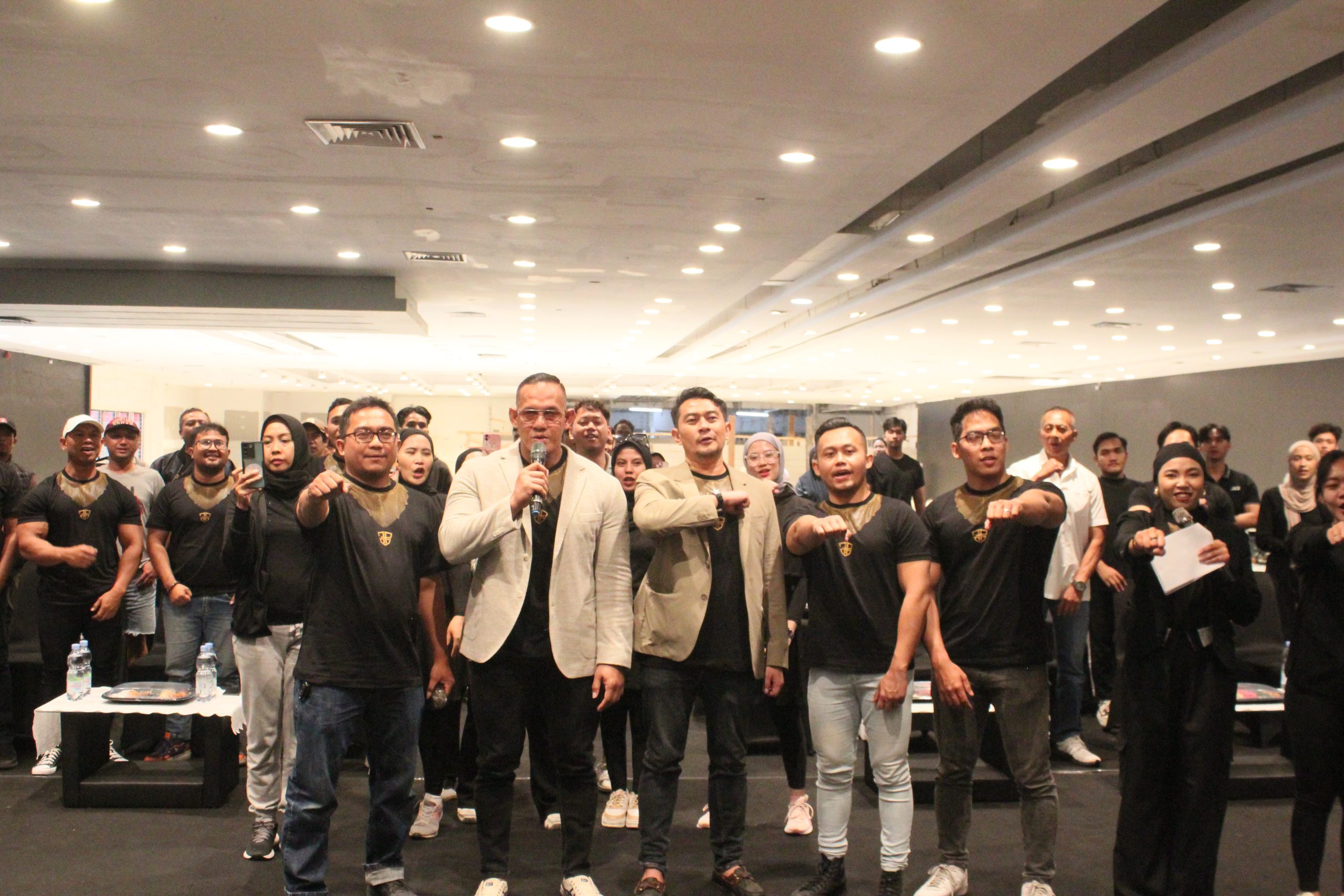 Foto bersama beberapa jajaran eksekutif Fitness Plus Indonesia pada event Press Conference Fitness Plus Sawojajar.
