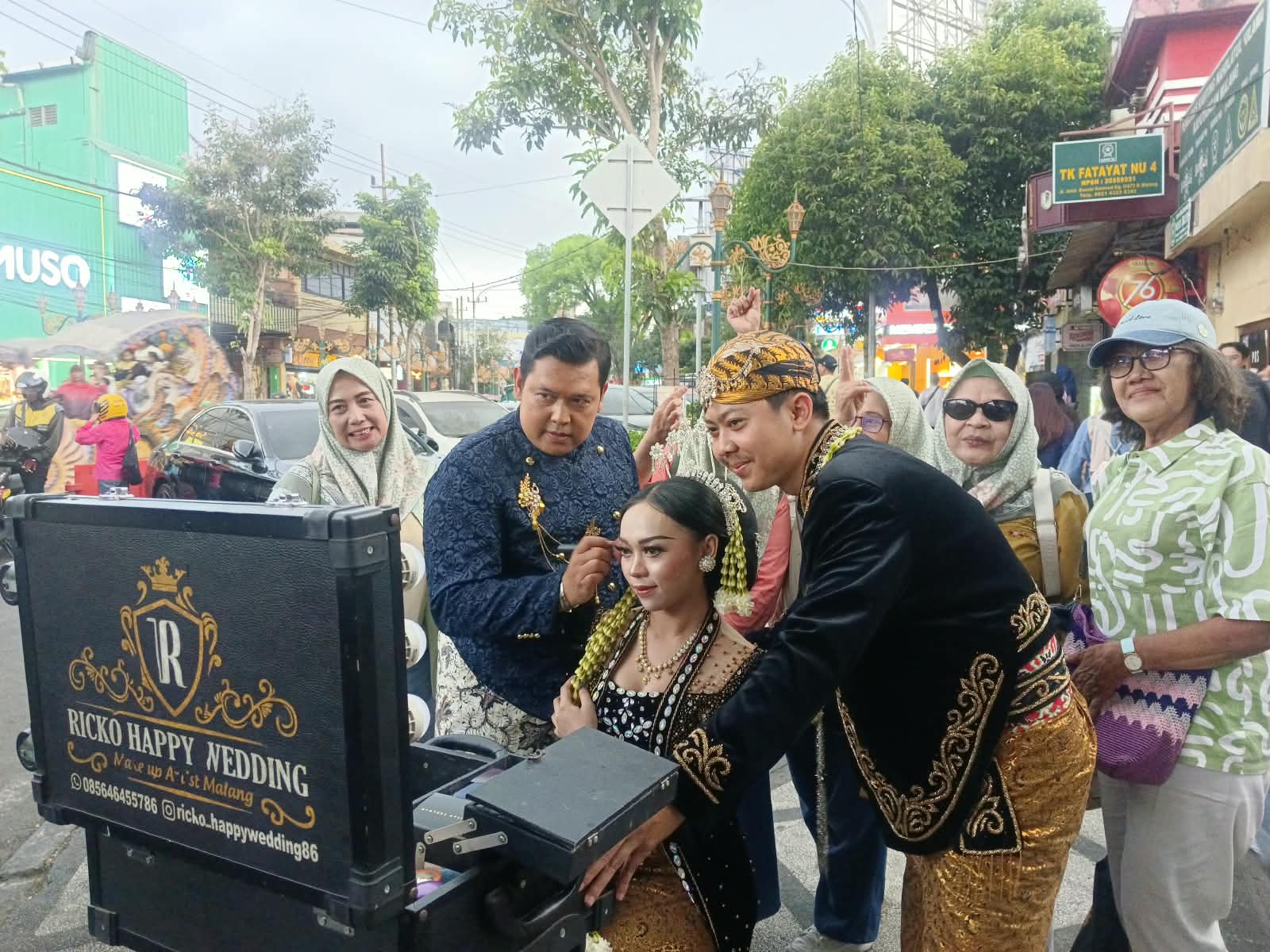 Pengantin Naik VW Safari Keliling Malang, Aksinya Bikin Warga Penasaran